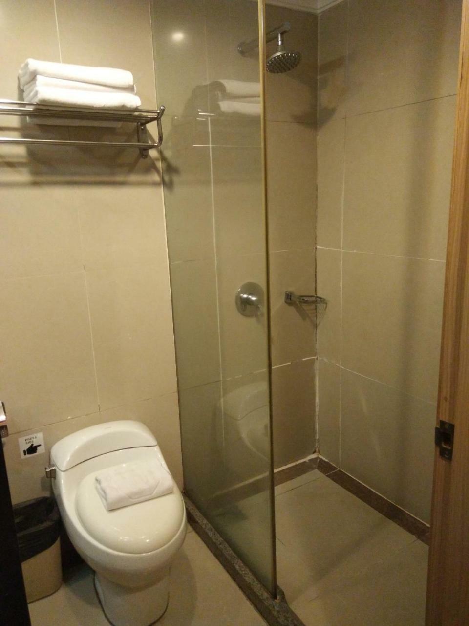 Tang Dynasty Lodge Tuaran Екстер'єр фото